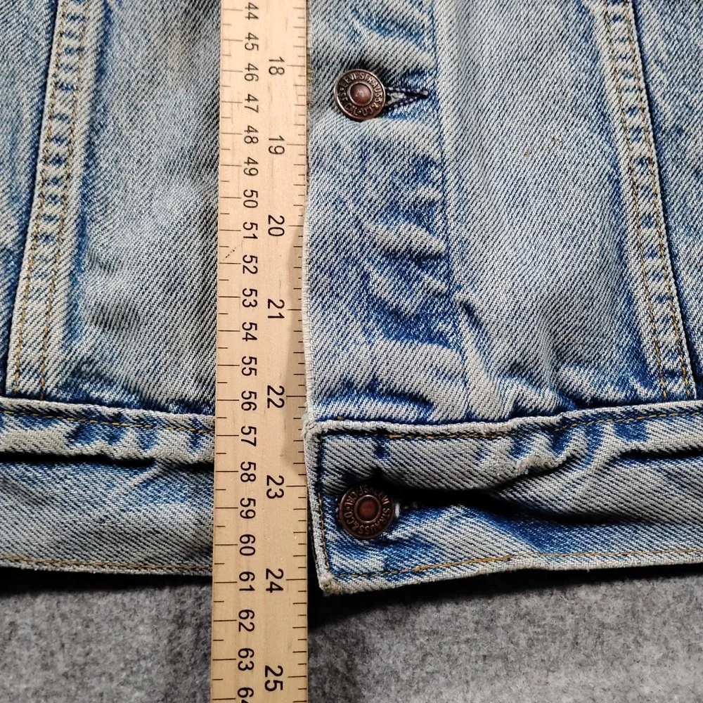 Vintage Levis 70506 0216 Mens Light Wash Denim Trucker Jacket Made in USA 42R